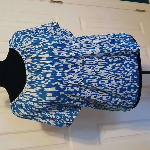 Scoop neck, drapey fabric that flatters all shapes - Picture 1 of 5